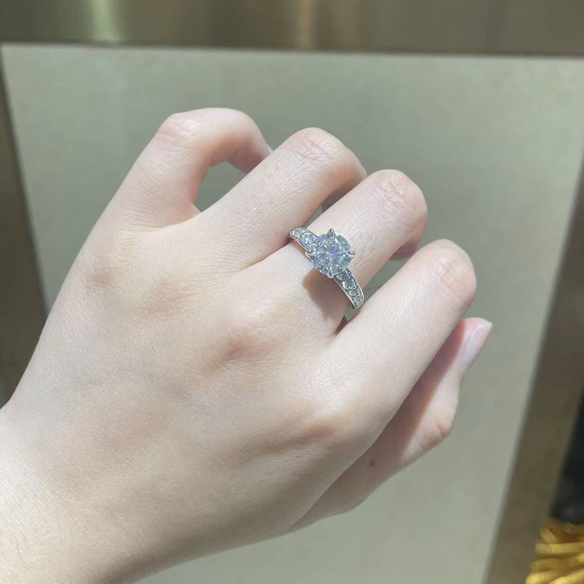 Four Claw Women's Ring S925 Silver Plated Platinum Customized Selection Main Stone Moissanite 2.0ct/Side Stone Cubic Zirconia